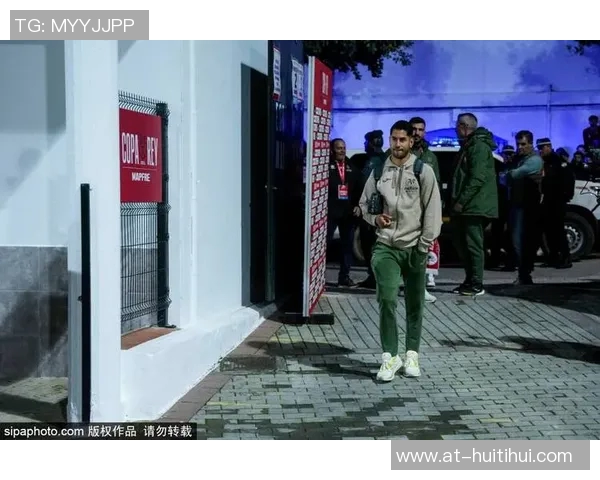 世体:安东尼脚踝遭遇轻微扭伤,但预计可对阵巴萨