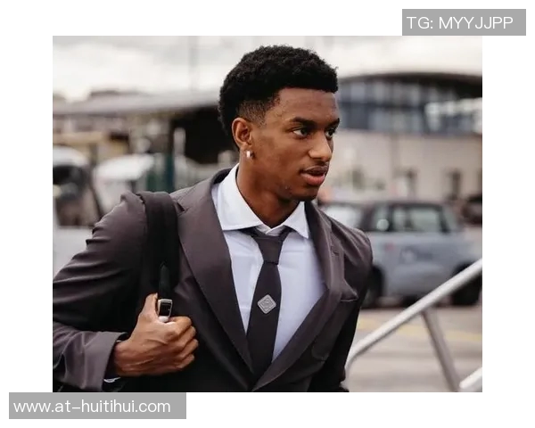 全场大量球迷起立,为赫拉德马丁的出色表现鼓掌!